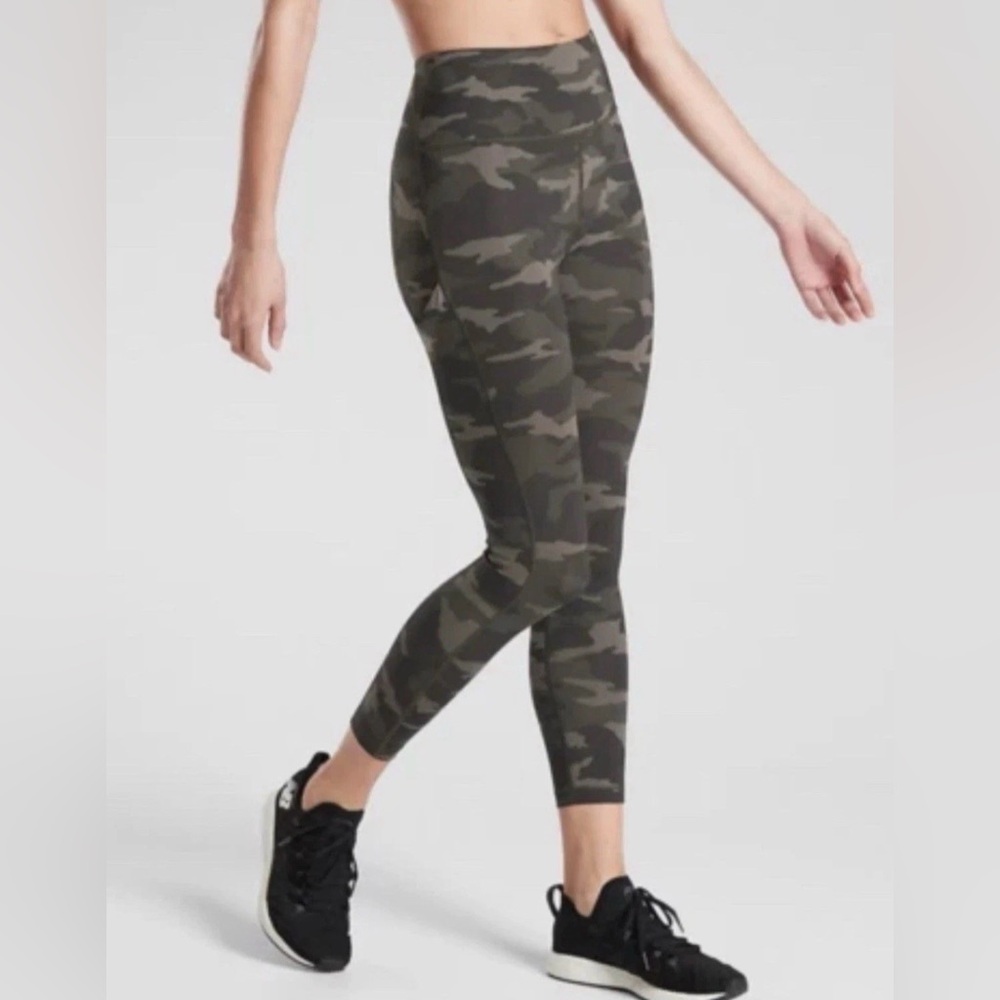 Athleta Ultimate Stash Pocket Green Camo 7/8 Length Tight Women’s Size Large